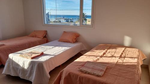 玛德琳港Hotel Costa Ballena的海景客房 - 带两张床