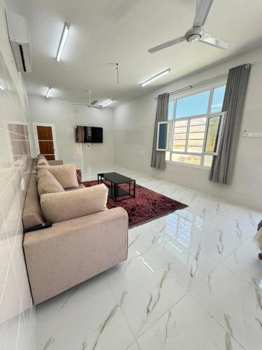 MisfāhJabal Shams, Al Noor house جبل شمس的客厅配有沙发和桌子