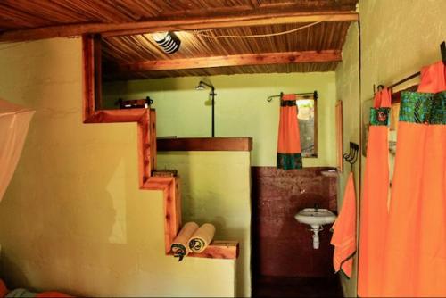 金贾Explorers River Camp的客房设有带水槽和镜子的浴室