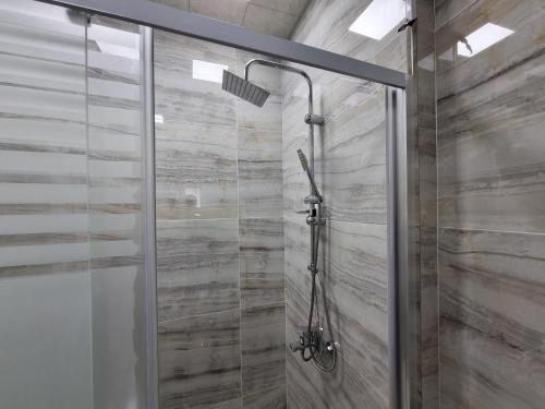 巴库ISR city view的浴室里设有玻璃门淋浴