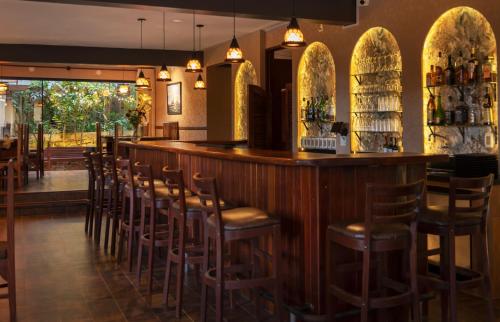 萨迈帕塔La Vida es Bella的餐厅内带木凳的酒吧