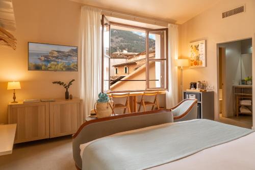 索列尔SólleRooms的酒店客房设有床和窗户。