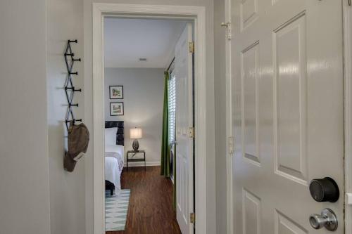 奥古斯塔Golden Oasis: Luxurious 3-BR Home w/ Fun Galore!的走廊上设有通往卧室的门