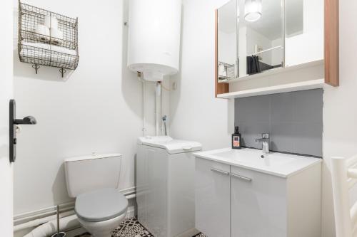 南特Studio Centre-Ville avec Terrasse et Parking Sécurisé Gratuit的白色的浴室设有卫生间和水槽。