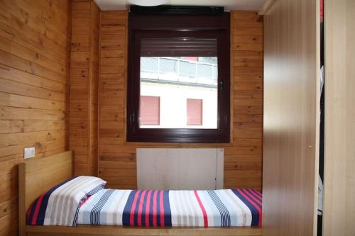 圣伊西德罗Alojamiento 3Mara的小房间设有一张带窗户的床