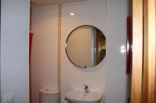 圣伊西德罗Alojamiento 3Mara的一间带水槽和镜子的浴室