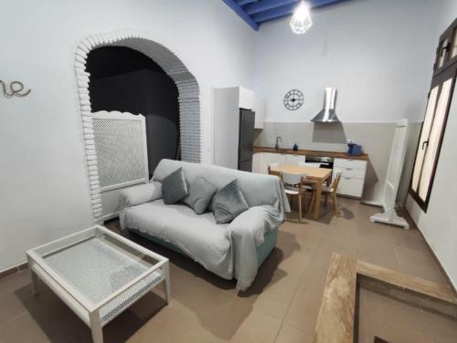 圣费尔南多Loft del Capataz的客厅配有沙发和桌子
