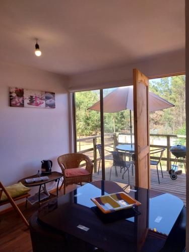 瓦尔帕莱索Laguna Verde Valparaiso的客厅设有带桌椅的庭院