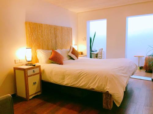 北京兰花宾馆的卧室配有一张白色大床和床头板