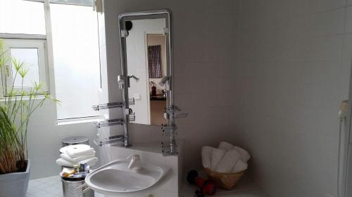 HautzenbichlLebensART的白色的浴室设有水槽和镜子