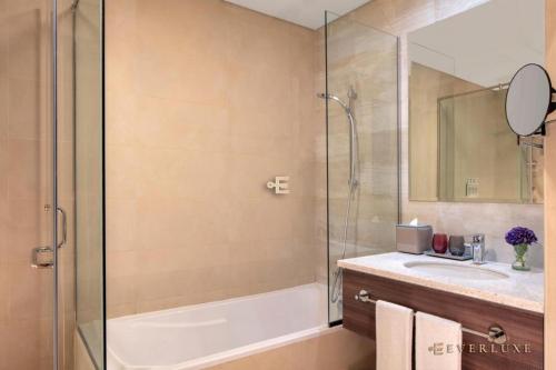 迪拜Everluxe Palm Views 3 Bedroom的带淋浴、浴缸和盥洗盆的浴室