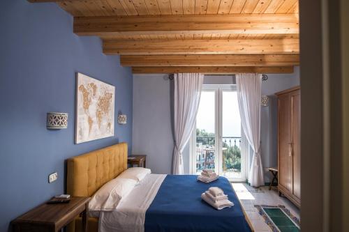 维耶特里B&B Casa Martino SEA VIEW的蓝色的卧室设有床和大窗户