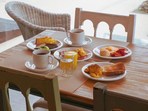 埃斯特角城阿贾克斯酒店的餐桌,带早餐盘和咖啡杯