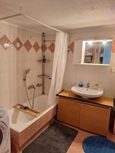 莱瓦贾Άρτεμις的带浴缸、水槽和淋浴的浴室