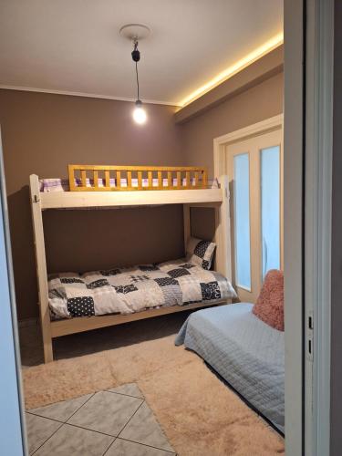 莱瓦贾Άρτεμις的儿童卧室配有一张双层床和一张床