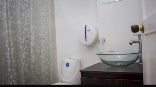 卡塔赫纳HOTEL NUEVO ARIZONA的一间带一个碗水槽和淋浴的浴室