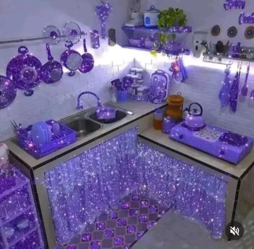 Tlata KetamaKetama ketama ketama的紫色的厨房配有水槽和带灯的台面