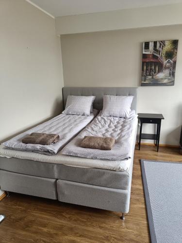 玛丽港Lägenhet på markplan的一张床上有两个枕头的房间