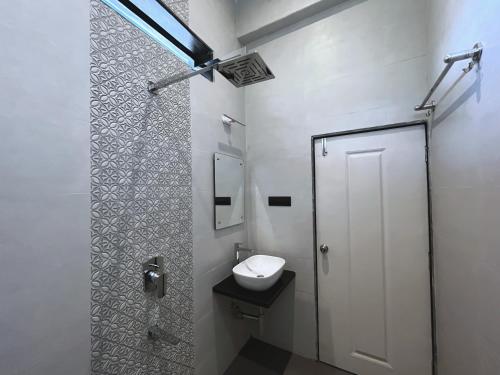阿里巴格KIANA STAYS的白色的浴室设有卫生间和淋浴。