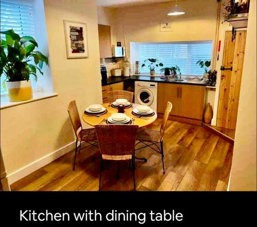 布雷肯Kookaburra lodge的带桌椅的厨房和带餐桌的厨房