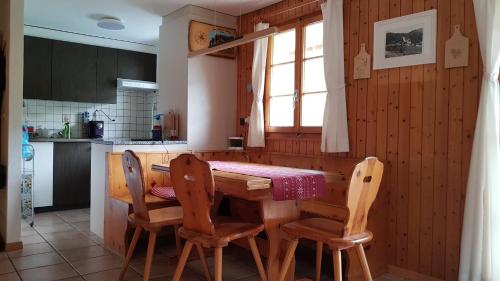 菲施Chalet Sonnenblick的厨房配有木桌和椅子
