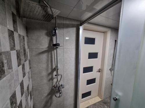 巴库Sea view lux的带淋浴和门的浴室