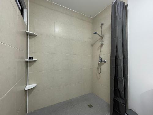 帕皮提PamataiSuite的一间带黑色淋浴帘的淋浴的浴室