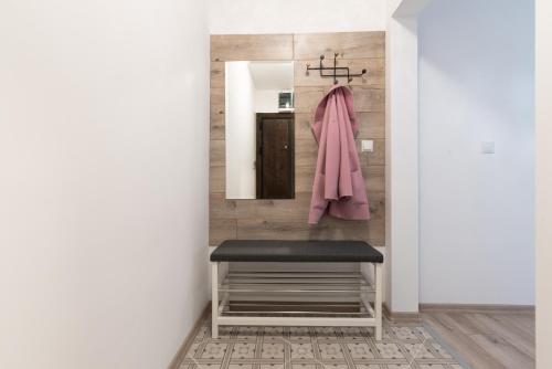 普罗夫迪夫Apartment KALINA with free private parking的一间带长凳和镜子的浴室