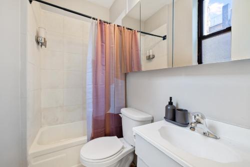 纽约Inspiring Urban Life, Times square Apartments的浴室配有卫生间、盥洗盆和淋浴。