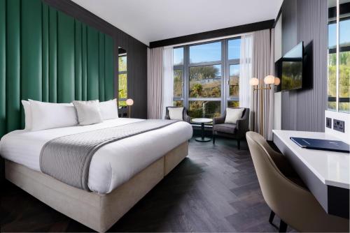 金塞尔Kinsale Hotel & Spa的一间酒店客房,一间设有一张床和一张书桌
