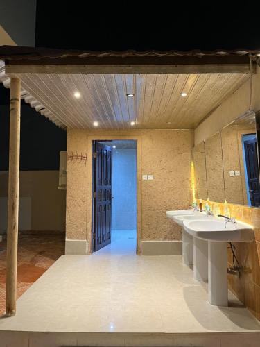 麦地那شاليه فرحتي的浴室设有2个水槽和2面镜子