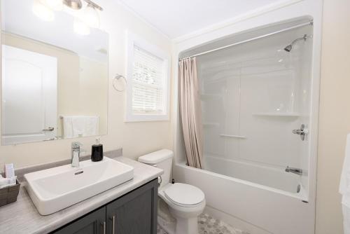 布拉克利海滩Fiddler's Green Country Cottages的白色的浴室设有水槽和卫生间。