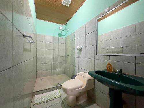 奎波斯城Casa Quepos的一间带水槽、卫生间和镜子的浴室