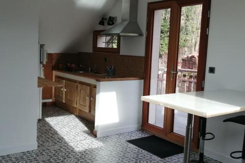 GruffyAppartement 55m2 dans maison的厨房配有白色台面和水槽