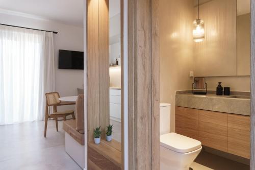 希俄斯enδόtera chios apartments的一间带卫生间和桌子的小浴室
