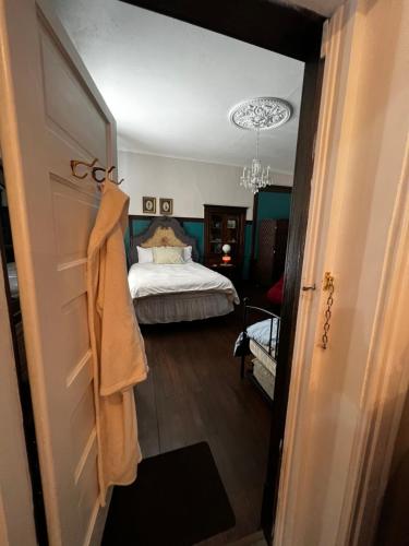 拉顿Bed and Breakfast Hearts Desire的一间卧室设有一张床,走廊设有门