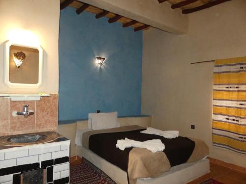 梅尔祖卡奥贝尔杰萨哈拉酒店的酒店客房设有床和水槽