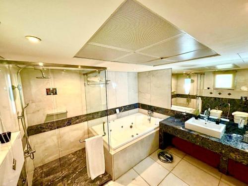贝鲁特国王套房酒店 的带淋浴、浴缸和盥洗盆的浴室