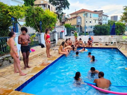 Rio World Connection Hostel内部或周边的泳池