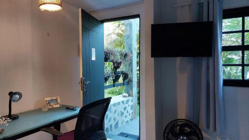 里约热内卢Lofts da Monica的客房设有书桌和带窗户的玻璃门