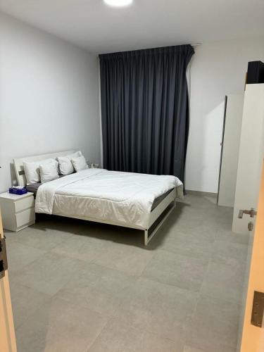沙迦Al jada apartment Sharjah的卧室配有白色的床和窗户。