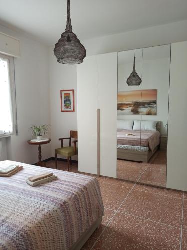 博洛尼亚Casa Alderotti的一间卧室配有一张玻璃墙床