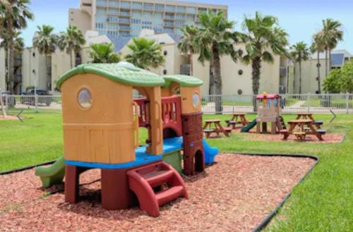 南帕诸岛Luxury Beachfront Condo with Private Pool &Terrace的公园内带桌子和游戏结构的游乐场