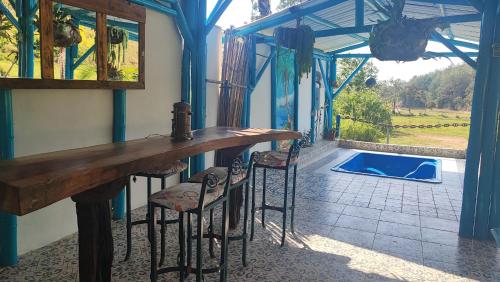 瓜塔佩Hotel sol del lago的一间带桌椅的用餐室和一个游泳池