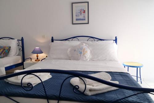 鲁维斯Leventis Apartments的卧室内的一张带白色床单和枕头的床