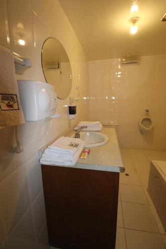 奇瓦伊拉波萨达德尔科尔卡旅馆的一间带水槽和卫生间的浴室