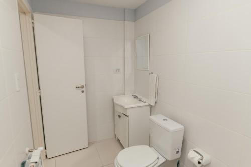 乌斯怀亚LAPATAK的白色的浴室设有卫生间和淋浴。