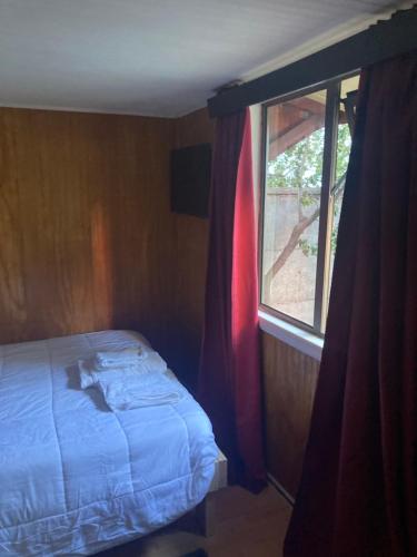 科伊艾科Silencioso y a pasos del centro的一间卧室设有一张床和一个窗口