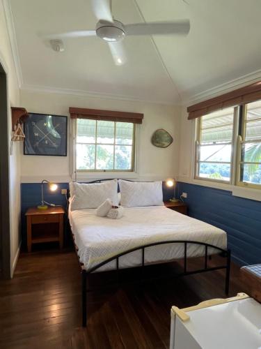 宁宾格雷古姆旅馆的一间卧室配有一张蓝色墙壁和窗户的床