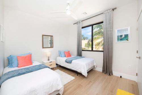 North SideSilver Reef 2 Oceanfront Condo的带窗户的客房内的两张床